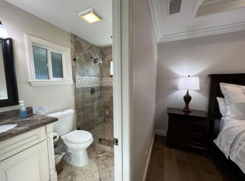 Fantastic 6 bedroom, 4 & Half bath home (4 master Suites), pool home