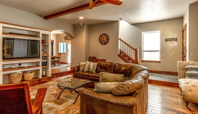 Fantastic location, spacious and beautiful, perfect for groups, hot tub, dog ok in Bend