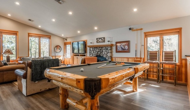 Fantastic Mountain Townhome! Shared Hot Tub! Pool Table! Views!