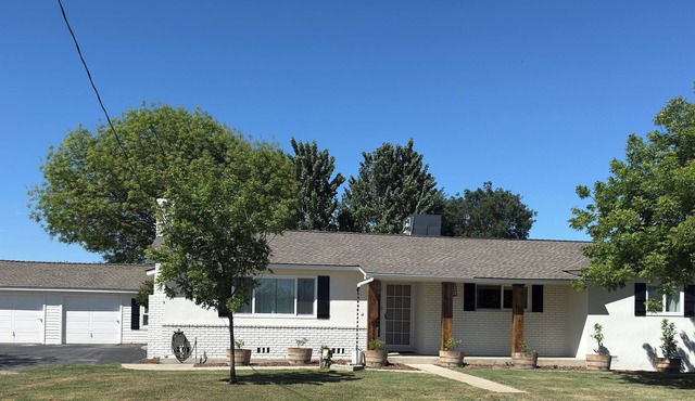 Farmhouse Retreat - Lemoore/Surf Ranch -3br/2Ba