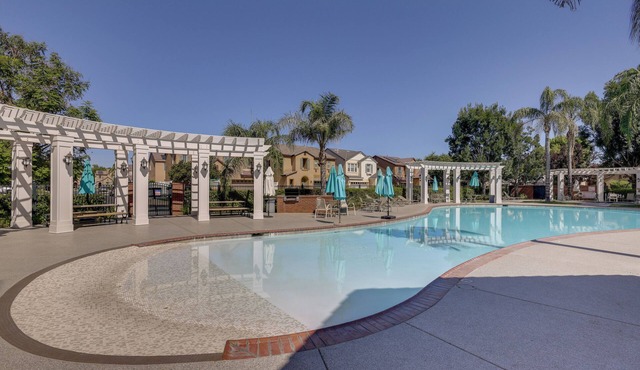 Fenced Yard! Family Escape, 1 Mi to CSUB
