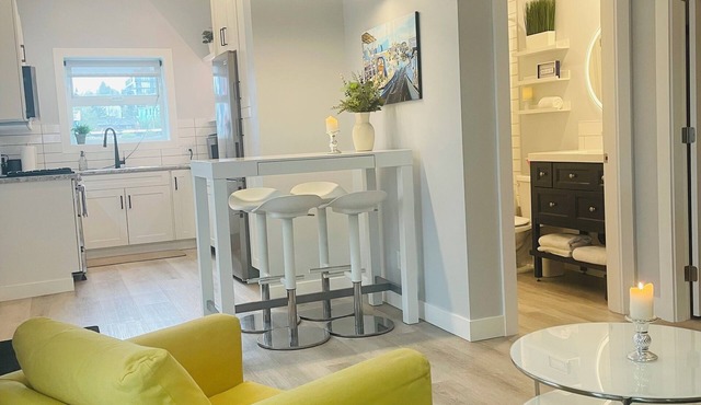 Floating Speakeasy Retreat | Unique & Modern | Minutes to SeaBus & Downtown in North Vancouver