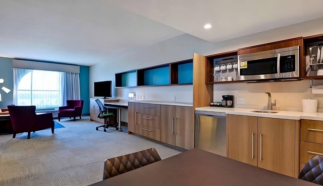 Florida Charm at its Best! Swimming Pool, Pet-friendly Property, Kitchenette!