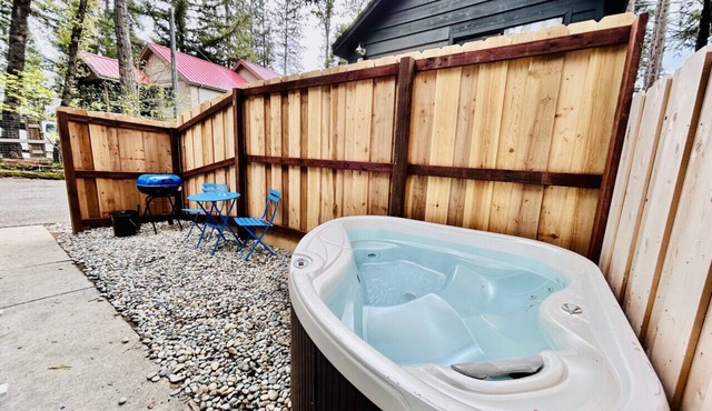 Fox Cabin - Lakefront Property-Hot Tub-Sleeps 4