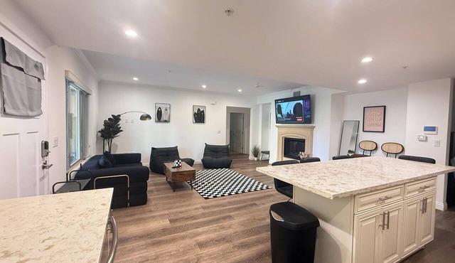 Free Garage parking and spacious APT in phenomenal Pasadena