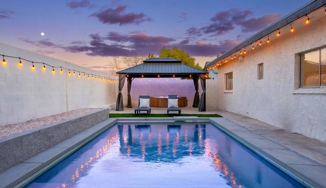 Fun Oasis: 6BR, Hot Tub,Pool, Arcade & Park Nearby