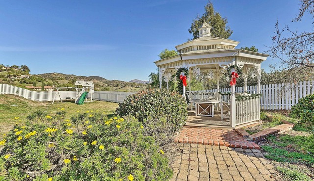 Garden, Gazebo & Fire Pit: Fallbrook Home!