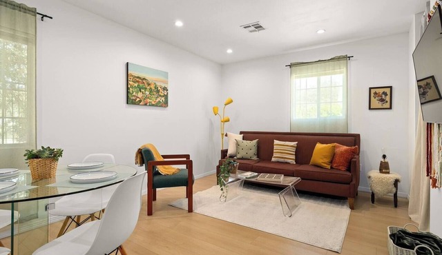 Gated Bungalow, 3BD, 2BTH, Park, Yard, Parking - Close to FIFA Fan Zone, DTLA