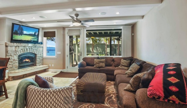 Gated lakefront complex condo (LA99946)
