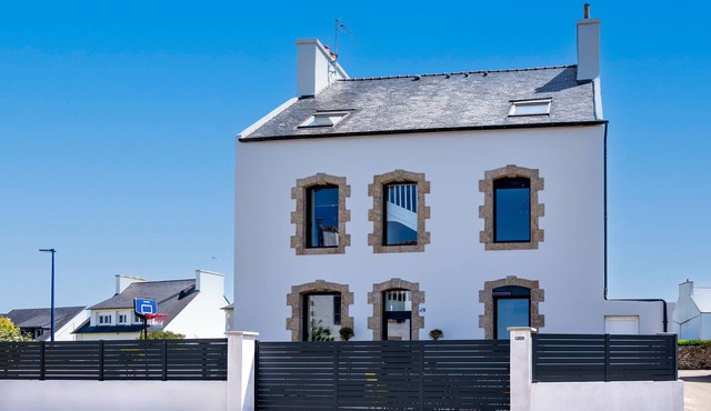 Gîte 12/14 sleeps in village 50m from the sea in Porspoder