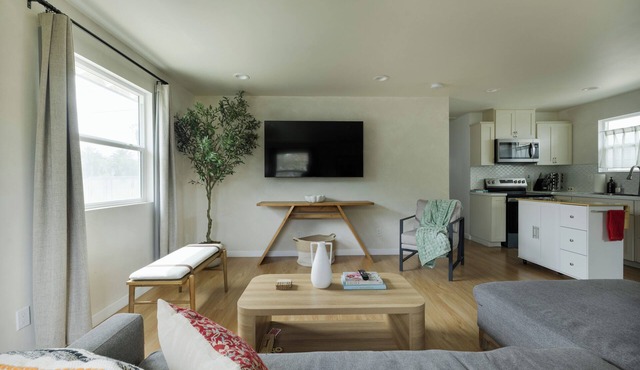 Gorgeous 2 Bed Cottage in Dtwn Riverside