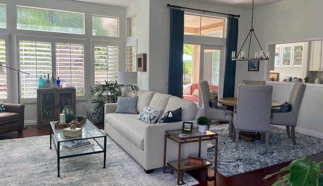 Gorgeous 2-bedroom condo 5 minutes to beaches