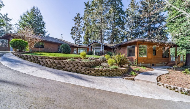 Gorgeous, dog-friendly home with magnificent bay, meadow, & mountain views