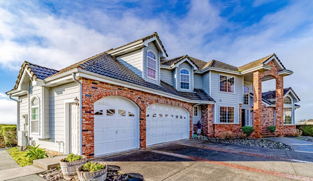 Gorgeous oceanfront estate with amazing views & hot tub - steps to quiet beach