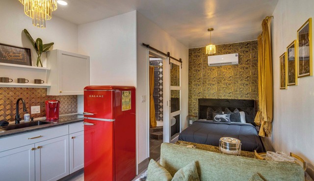 Great for Work! Chic & Cozy Los Angeles Unit
