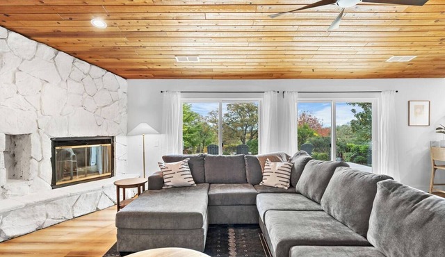 Guests call this stay the standard. Top 1% home, 4.95 stars. Fully fenced half-acre yard, mountain views, EV charging, garage parking, and fast WiFi — everything families and pets need for an easy stay in Redding.