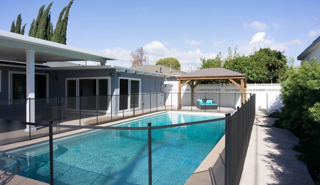 Heated Patio, 4BR Oasis w Pool & Pool Table