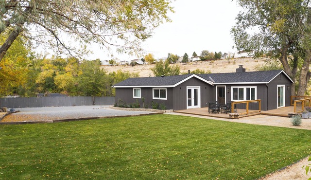 Hidden Oasis 3BD/2.5BA on secluded 1/2 acre. Sleeps 8, near Reno/Tahoe