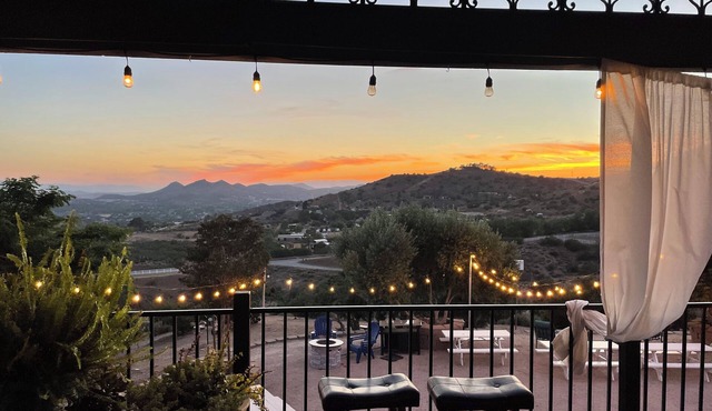 High Desert Retreat -Chalet style home in Agua Dulce spectacular sunset Views!