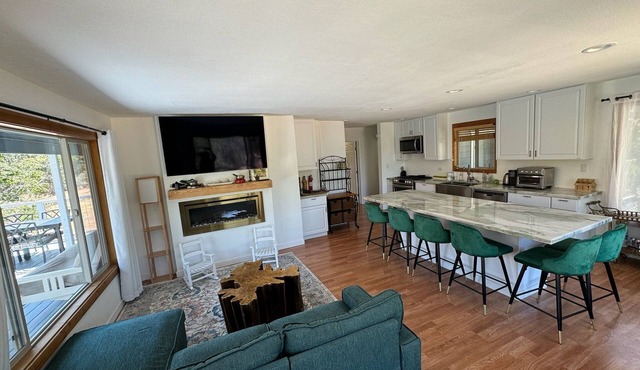 Hilltop Kern River Nest Retreat - 3 separate units 4 bdrms Perfect for a Group in Kernville