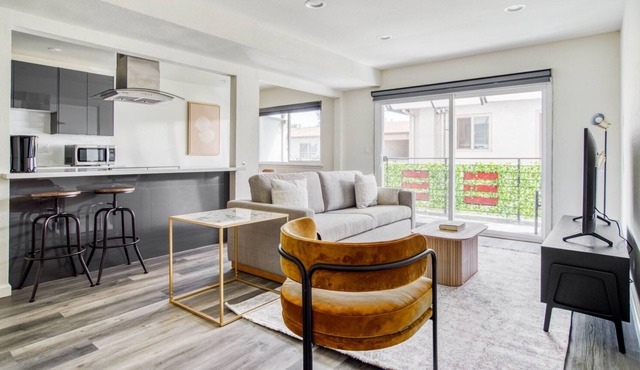 Hip Redwood City 2BR w/ Parking, easy access to 280 & 101, by Blueground