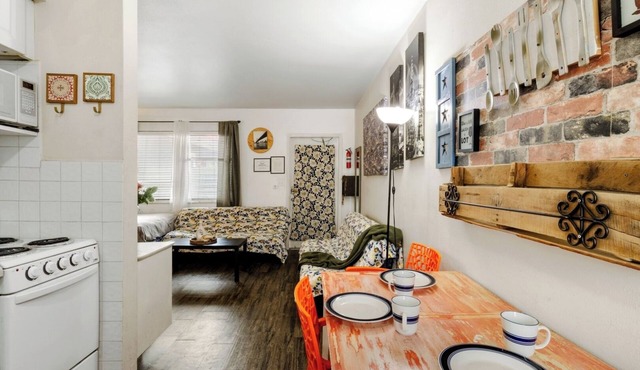 Hollywood 1BR Condo: Pets Allowed, BBQ & Parking in Hollywood