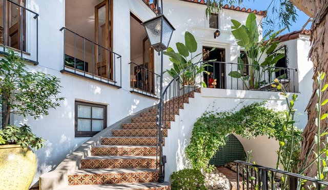 Hollywood Hills Retreat | Views, Chef's Kitchen, Walk to Hollywood Bowl + Parking
