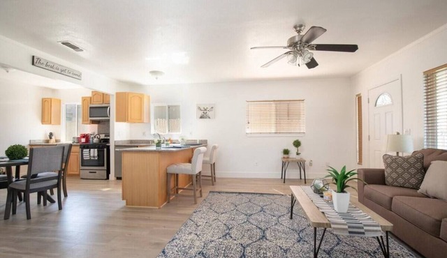 Hot Tub * Relaxing Retreat * Mins to DT Sacramento
