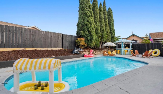 Hot TubPoolFire Pit10 Mins to Beach