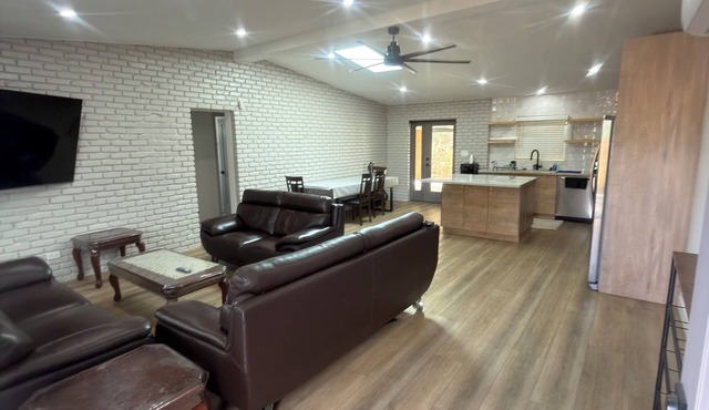 House in El Cajon with AC + 75 inch TV for relaxing stays