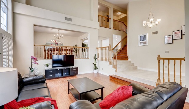 Huge House fit 12 people Close to Airport & Strip