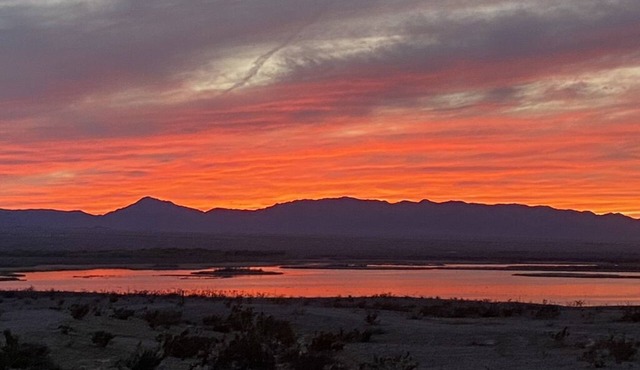 Incredible lake & sunset views in Topock. Colorado River fun & Havasu nearby.