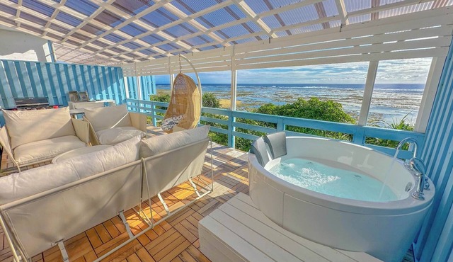 InfinityPooljacuzziSAUNAOceanFrontVilla /Amami Kagoshima