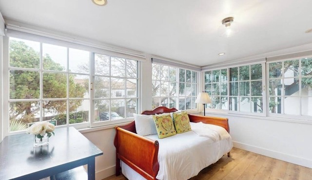 Intimate retreat 1 block to beach with Cal king bed & bonus sleeping room