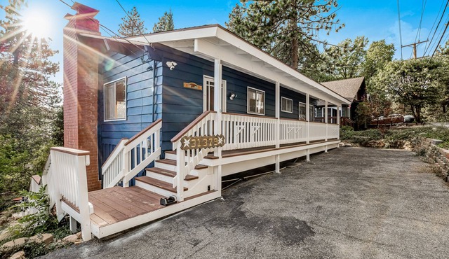 Inviting mountain cabin with fireplace, pool table, AC & deck - dog-friendly