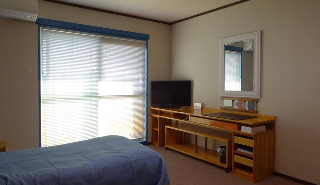 It has a kitchen, closet, shoe closet, washing machine, balcony and parking space. Clothes can be dried on the balcony, or room-dried. The 46 sq. m. of space is ideal for long-term stays.
