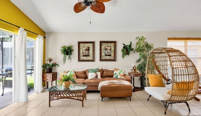 Jungle Theme Getaway w/pool & hot tub