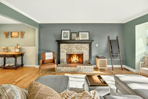 Jville Gem | Walk Downtown | Private & Quiet!
