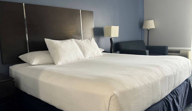 King Balcony Retreat with Breakfast Near Beach, Surf Lessons and the Pier