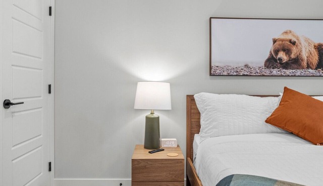 King Bed| Heated Outdoor Pool | Hot Tub | BBQ in Dead Man`s Flats