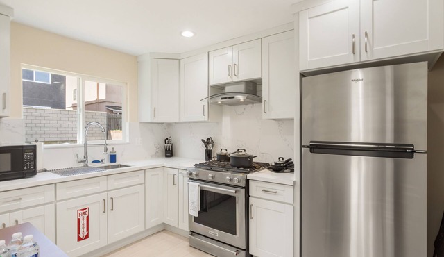 King Bed Projector Room near Beach/Disneyland - Pet Friendly