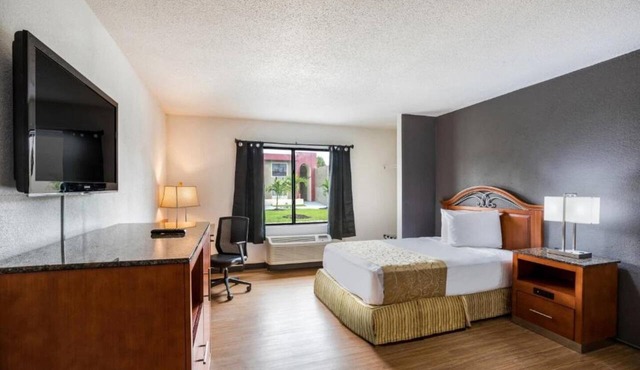 King Bed with Kitchenette Non-Smoking