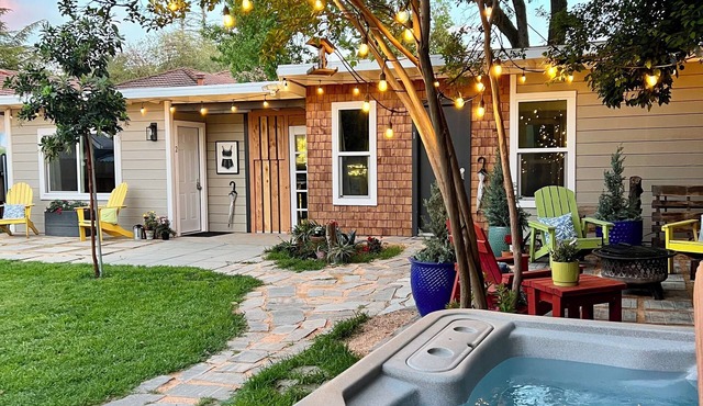 King & Queen Suites, Hot Tub, Yard, Silkie Petting Zoo, WiFi, 5 Star