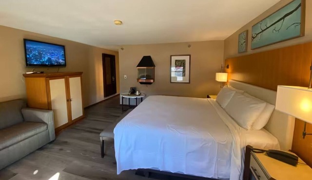 King Room at The Retreat on Charleston Peak w/Free Parking & Game Lounge!