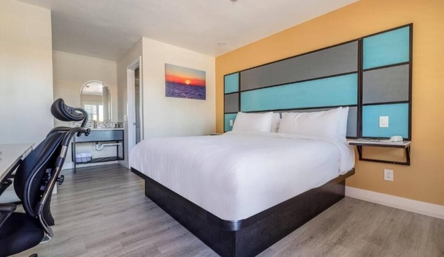 King Room Featuring TV and Contemporary Amenities for Travelers