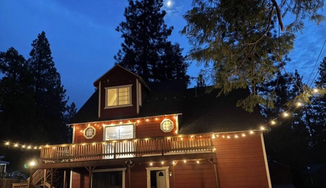 King's Cottage 2BR: Jacuzzi, Walk to Beach, Gourmet Coffee, close to Northstar