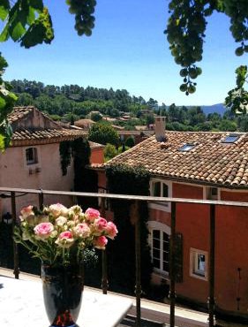 La Dame Au Balcon in Roussillon