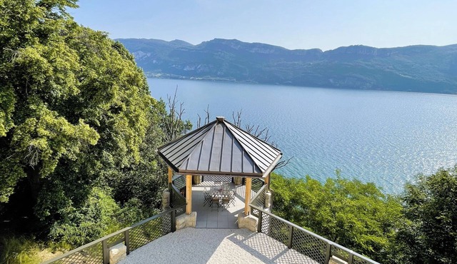 Lake Bourget, villa with lake access, private dock, and indoor swimming pool in Saint-Pierre-de-Curtille