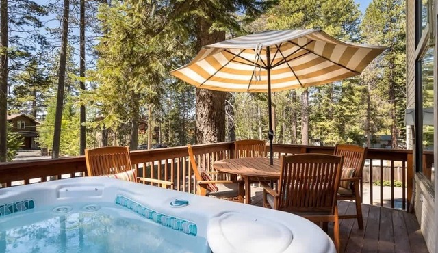 Lake Views, Hot Tub, Across from Beach, Garage "Sandy Shores Villa"