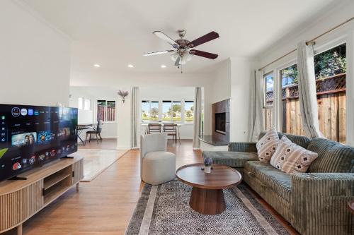Lakefront 2BR Lavender Home with Patio and Water Views